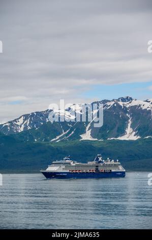 Ghiacciaio di Hubbard, Alaska - Luglio 28. 2022: La nave da crociera Celebrity Millenium che naviga lontano dal ghiacciaio Hubbard nell'Oceano Pacifico in Alaska. Foto Stock