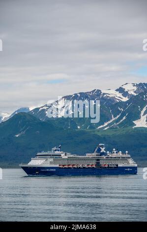 Ghiacciaio di Hubbard, Alaska - Luglio 28. 2022: La nave da crociera Celebrity Millenium che naviga lontano dal ghiacciaio Hubbard nell'Oceano Pacifico in Alaska. Foto Stock