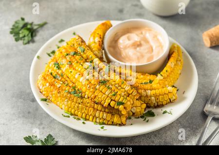 Costolette di mais speziate fatte in casa con bagno Mayo Foto Stock