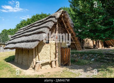 Grande Museo Moravo Repubblica Ceca Blu. Capanne di mattoni di fango, tetto di paglia e timpano intrecciato da vimini Foto Stock