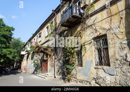 Vecchio edificio residenziale con intonaco sbriciolante Foto Stock