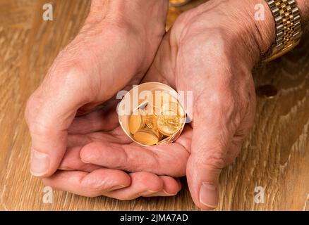 Monete d'oro puro in guscio d'uovo che illustrano l'uovo di nido Foto Stock