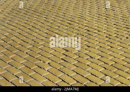 Superficie stradale piastrellata gialla Foto Stock