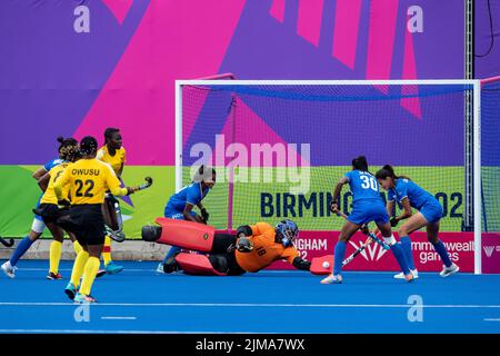 Abigail BOYE del Ghana salva durante il Women's Hockey Pool Una partita tra Ghama e India il giorno uno dei Giochi del Commonwealth all'Università di Birmingham Hockey & Squash Center, Birmingham, Inghilterra Venerdì 29th luglio 2022. (Credit: Mark Fletcher | MI News) Credit: MI News & Sport /Alamy Live News Foto Stock