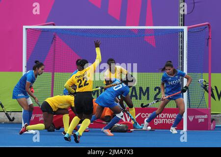 Abigail BOYE del Ghana salva da LALREMSIAMI durante il Women's Hockey Pool Una partita tra Ghama e India il giorno uno dei Giochi del Commonwealth all'Università di Birmingham Hockey & Squash Center, Birmingham, Inghilterra Venerdì 29th luglio 2022. (Credit: Mark Fletcher | MI News) Credit: MI News & Sport /Alamy Live News Foto Stock