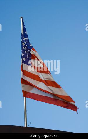 Bandiera americana su sfondo cielo Foto Stock
