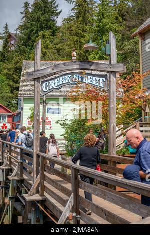 Ketchikan, Alaska - 29 luglio 2022: Famoso Creek Street sito storico nazionale nel cuore di Kethickan. Foto Stock