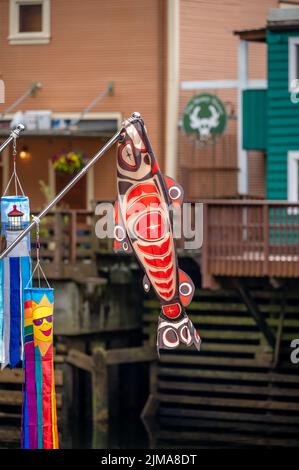 Ketchikan, Alaska - 29 luglio 2022: Famoso Creek Street sito storico nazionale nel cuore di Kethickan. Foto Stock