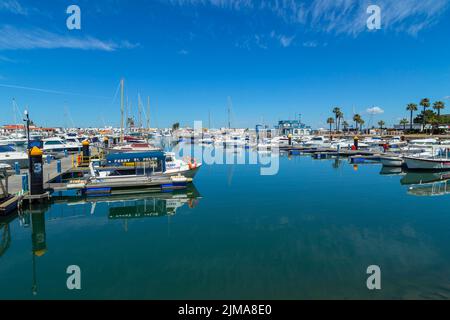 VILA REAL DE SANTO ANTONIO, PORTOGALLO - 11 GIUGNO 2022 - barche e barche ormeggiate nel porto turistico con edifici lungo l'Avenida da Republica Foto Stock