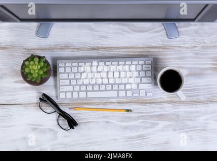 Vista dall'alto di una configurazione desktop per lavori su legno bianco rustico Foto Stock
