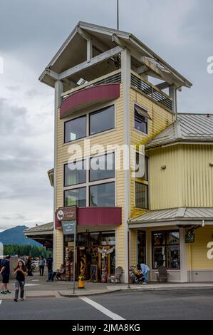 Ketchikan, Alaska - 29 luglio 2022: Viste degli edifici storici in legno nella famosa destinazione di crociera di Ketchikan. Mercato del salmone. Foto Stock