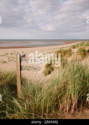 Burnham Overy sentiero - Norfolk Coastal percorso estate spiaggia dune di sabbia paesaggio della costa nord Norfolk Inghilterra Regno Unito Foto Stock