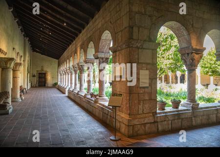 New York City, New York - 29 giugno 2019: Vista dei Met Cloisters a Washington Height Manhattan con dettagli architettonici e la gente che visita in s. Foto Stock