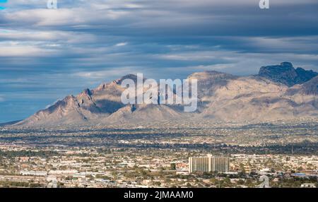 Centro di Tucson, Arizona, con le montagne di Santa Catalina Foto Stock