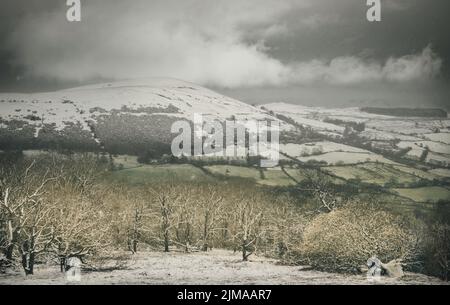 Little Mell è caduto visto dalle pendici di Great Mell è caduto in una giornata invernale atmosferica. Foto Stock