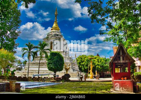 Il Chedi del Wat Chang Kam Phra (chiamato anche Wat Kan Thom o Kanthom), Nong Phueng, distretto di Saraphi, Chiang mai, Thailandia, con diverse statue Foto Stock