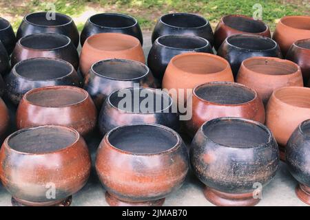 Ciotole mendicanti di monaci buddisti in un tempio in Thailandia Foto Stock