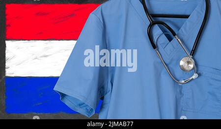 Scrub blu con bandiera lussemburghese per l'assistenza sanitaria agli immigrati Foto Stock