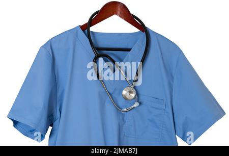 Camicia blu scrub per medico professionale appeso isolato Foto Stock