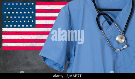 Scrub blu con bandiera USA per problemi sanitari Foto Stock