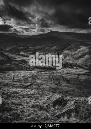 Il viadotto di Arten Gill visto da Great Knoutberry Hill con uno sfondo di Whernisde e Ingleborough. Foto Stock