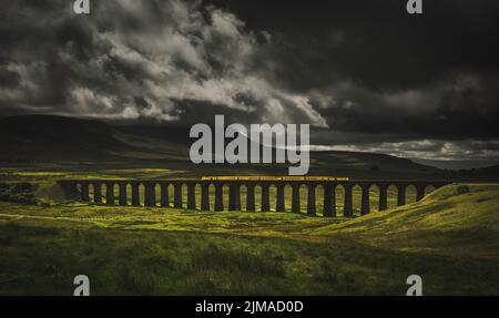 Una giornata suggestiva a Ribblehead con il Network Rail New Measurement Train che attraversa il viadotto. Foto Stock