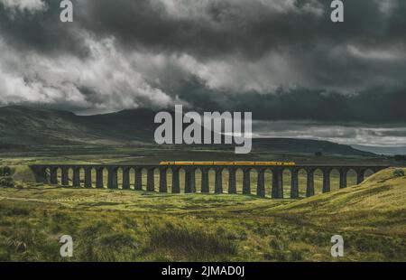 Una giornata suggestiva a Ribblehead con il Network Rail New Measurement Train che attraversa il viadotto. Foto Stock