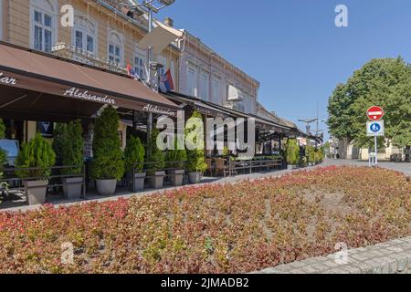 Sremska Mitrovica, Serbia - 22 luglio 2022: Piazza Santo Stefano zona pedonale vuota nel centro della città a Hot Summer Day. Foto Stock