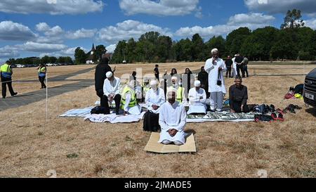 Protesta contro Dawoodi Bohra leader al Mussulmani Programs Festival al Mohammed Complex il suo sostegno per #khatna/#FGM su giovani ragazze dai 5 ai 9 anni. I manifestanti affermano che il khatna non è l'Islam a chiedere un divieto. Londra, Regno Unito. - 5th 08 2022. Foto Stock