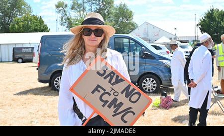 Protesta contro Dawoodi Bohra leader al Mussulmani Programs Festival al Mohammed Complex il suo sostegno per #khatna/#FGM su giovani ragazze dai 5 ai 9 anni. I manifestanti affermano che il khatna non è l'Islam a chiedere un divieto. Londra, Regno Unito. - 5th 08 2022. Foto Stock