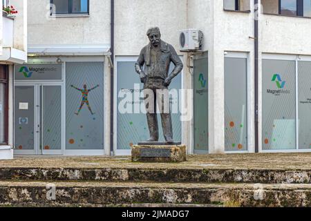 Zajecar, Serbia - 12 giugno 2022: Statua di bronzo di Zoran Radmilovic famoso attore e comico nella sua città natale a Dositejeva Street. Foto Stock