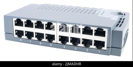 vista dello switch di rete a 16 porte isolata su sfondo bianco Foto Stock