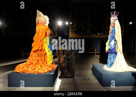 Londra, Regno Unito, 5th agosto, 2022. Scultore, designer e attivista, Daniel Lismore presenta 12 ememembles dalla sua mostra solista "sii tu stesso, tutti gli altri sono pronti". Lismore, nominato da Vogue come "il dresser più eccentrico d'Inghilterra", ha preso parte alla serie Fashion in Motion di V&A. Credit: Undicesima ora Fotografia/Alamy Live News Foto Stock