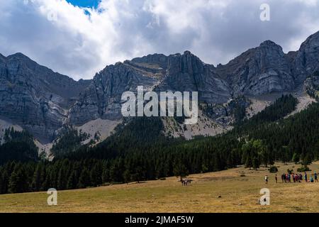 Prat de Cadi, catena montuosa della Serra del Cadí, Catalogna, Spagna, con 500 scogliere alte, che raggiungono quota oltre 2000m. Le montagne si trovano all'interno del Pa Foto Stock