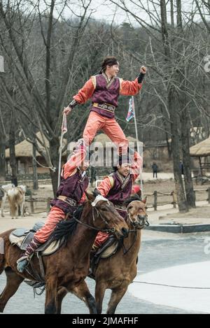 Seul, Corea del Sud - 28 gennaio 2016: Partecipante a l'Equestre vince l'atto, una breve routine acrobatica a cavallo eseguita da una squadra di cinque auto-tra Foto Stock