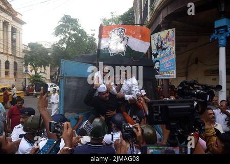 Kolkata, Bengala Occidentale, India. 5th ago 2022. 05 agosto 2022, Kolkata, India: Gli integranti del Congresso del Bengala Occidentale Pradesh si confrontano con la polizia e sono stati arrestati per protesta contro le politiche del governo Centrale dell'India, aumento incontrollato del prezzo del carburante di fronte alla Camera del Governatore del Bengala Occidentale. Il 5 agosto 2022 a Kolkata, India. (Credit Image: © Sukhomoy  Sen/eyepix via ZUMA Press Wire) Credit: ZUMA Press, Inc./Alamy Live News Foto Stock