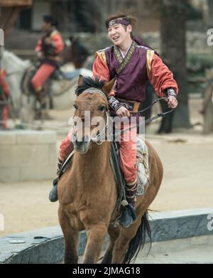 Seul, Corea del Sud - 28 gennaio 2016: Partecipante a l'Equestre vince l'atto, una breve routine acrobatica a cavallo eseguita da una squadra di cinque auto-tra Foto Stock