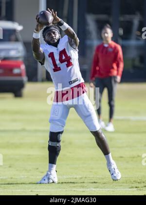 Tampa, Stati Uniti. 05th ago 2022. Chris Godwin, il grande ricevitore di Tampa Bay Buccaneers, si scioglie durante la pratica presso la struttura di formazione della squadra a Tampa, Florida, venerdì 5 agosto 2022. Foto di Steve Nesius/UPI Credit: UPI/Alamy Live News Foto Stock