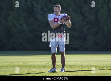 Tampa, Stati Uniti. 05th ago 2022. Tampa Bay Buccaneers Tight End Cameron Brate si allena durante la pratica presso la struttura di formazione della squadra a Tampa, Florida, venerdì 5 agosto 2022. Foto di Steve Nesius/UPI Credit: UPI/Alamy Live News Foto Stock