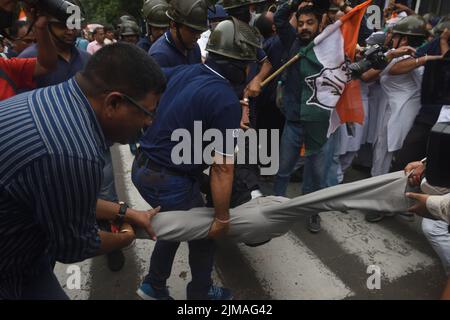 Kolkata, Bengala Occidentale, India. 5th ago 2022. 05 agosto 2022, Kolkata, India: Gli integranti del Congresso del Bengala Occidentale Pradesh si confrontano con la polizia e sono stati arrestati per protesta contro le politiche del governo Centrale dell'India, aumento incontrollato del prezzo del carburante di fronte alla Camera del Governatore del Bengala Occidentale. Il 5 agosto 2022 a Kolkata, India. (Credit Image: © Sukhomoy  Sen/eyepix via ZUMA Press Wire) Credit: ZUMA Press, Inc./Alamy Live News Foto Stock