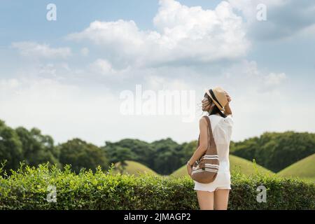 Viaggiatori femmina godendo visita Gyeongju in Corea del Sud. Giovane donna che vive la vita attiva Foto Stock