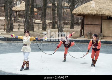 Partecipante a l'atto equestre si comporta, una breve routine a cavallo acrobatica eseguita da una squadra Foto Stock