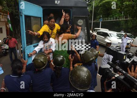 Kolkata, Bengala Occidentale, India. 5th ago 2022. 05 agosto 2022, Kolkata, India: Gli integranti del Congresso del Bengala Occidentale Pradesh si confrontano con la polizia e sono stati arrestati per protesta contro le politiche del governo Centrale dell'India, aumento incontrollato del prezzo del carburante di fronte alla Camera del Governatore del Bengala Occidentale. Il 5 agosto 2022 a Kolkata, India. (Credit Image: © Sukhomoy  Sen/eyepix via ZUMA Press Wire) Credit: ZUMA Press, Inc./Alamy Live News Foto Stock