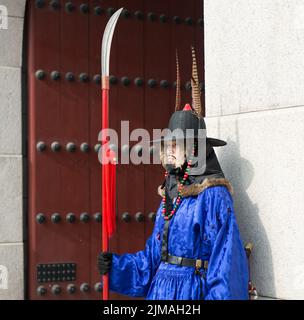 Seoul, Corea del Sud 13 gennaio 2016 vestito in costumi tradizionali dalla porta di Gwanghwamun Foto Stock