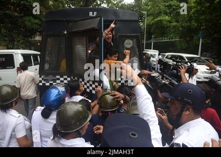 Kolkata, Bengala Occidentale, India. 5th ago 2022. 05 agosto 2022, Kolkata, India: Gli integranti del Congresso del Bengala Occidentale Pradesh si confrontano con la polizia e sono stati arrestati per protesta contro le politiche del governo Centrale dell'India, aumento incontrollato del prezzo del carburante di fronte alla Camera del Governatore del Bengala Occidentale. Il 5 agosto 2022 a Kolkata, India. (Credit Image: © Sukhomoy  Sen/eyepix via ZUMA Press Wire) Credit: ZUMA Press, Inc./Alamy Live News Foto Stock