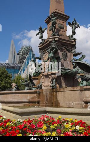 Lipsia - Mendebrunnen (Fontana di Mende) e l'edificio universitario, Germania Foto Stock