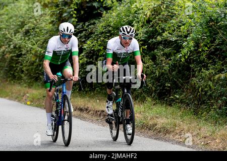 Ciclisti dell'Irlanda del Nord che guidano il corso in preparazione alla gara di strada maschile del Commonwealth Games del 2022. Budbrooke Village, Warwickshire, Regno Unito. Foto Stock