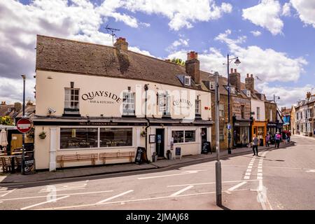 Quayside Bar and Harbour Street, Whitstable, Kent, Inghilterra, Regno Unito Foto Stock