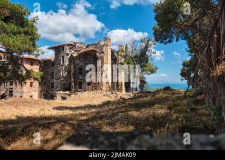 Antiche rovine, abbandonate e campo marrone dell'orfanotrofio greco di Prinkipo, Palazzo di Prinkipo a Princes Island a istanbul, Turchia. Foto Stock