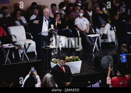 San Paolo, Brasile. 05th ago 2022. SP - Sao Paulo - 08/05/2022 - SAN PAOLO, CONFERENZA SANITARIA LIBERA, DEMOCRATICA E POPOLARE - ex presidente e attuale candidato presidenziale Luis Inacio Lula da Silva (PT) durante la Conferenza libera, democratica e popolare de Saude 2022, Che si svolge a Casa de Portugal, nella regione centrale della città di San Paolo, questo Venerdì (05). La conferenza di Frente Pela Vida ha come tema la difesa del sistema sanitario unificato (SUS). Foto: Ettore Chiereguini/AGIF/Sipa USA Credit: Sipa USA/Alamy Live News Foto Stock